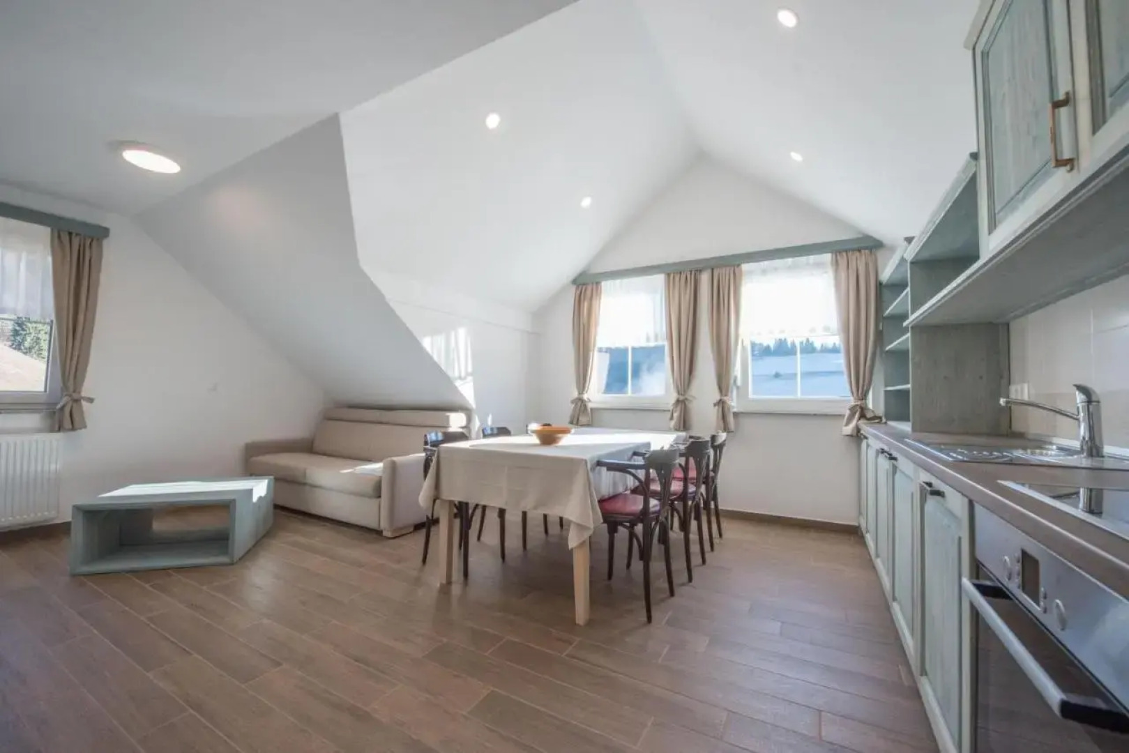 Apartments and rooms Tolc