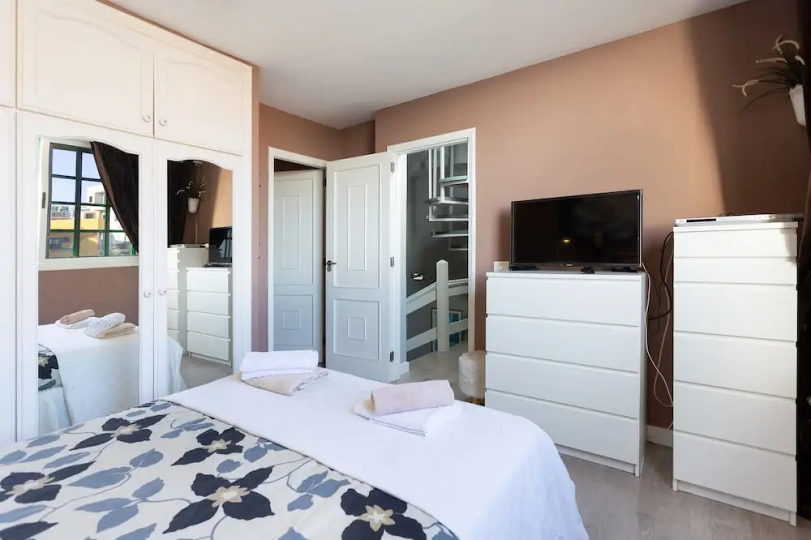 HomeLike Stunning Sea Front House with Wifi