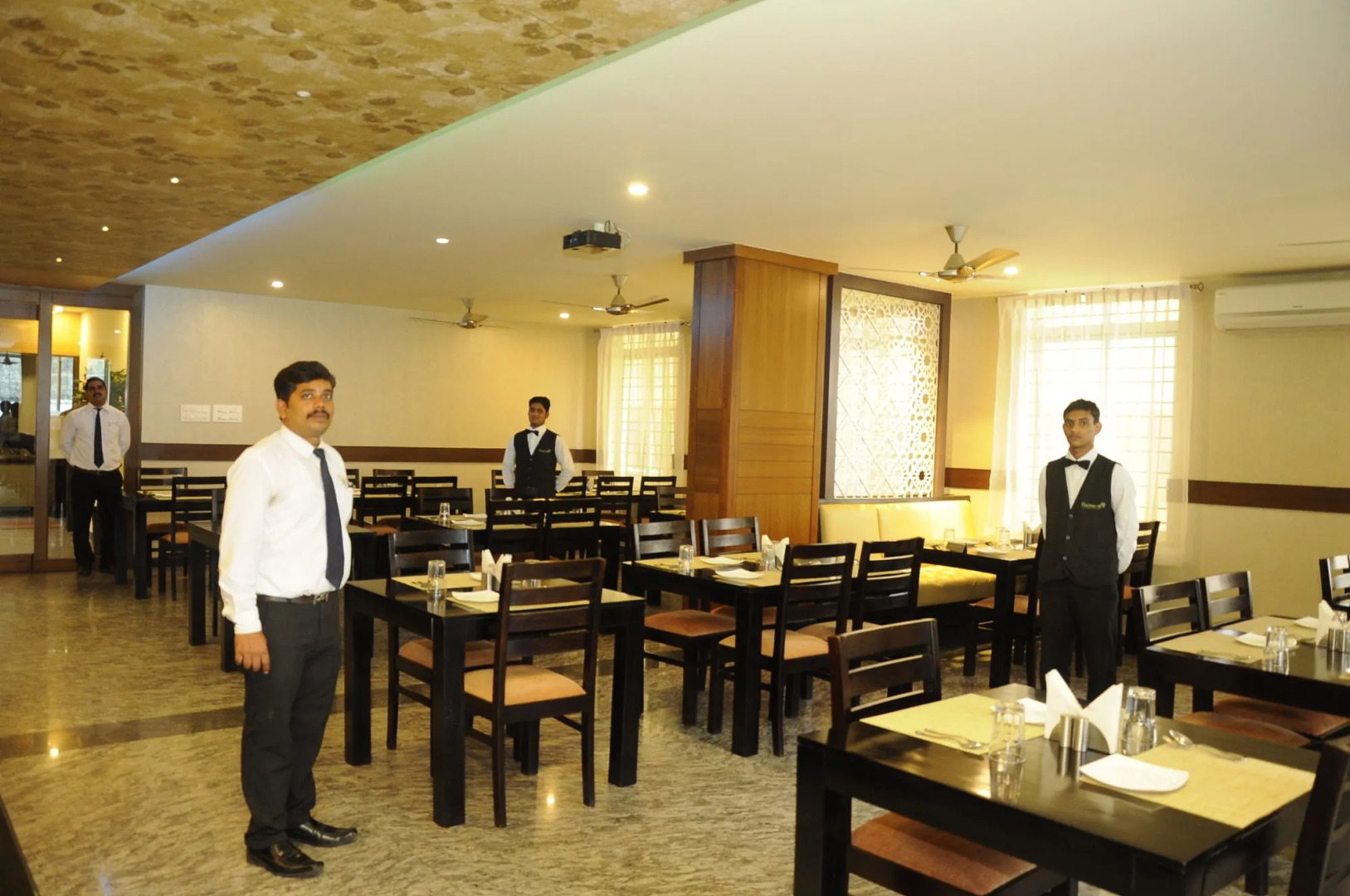 Hotel Raj Vista - Suites & Convention