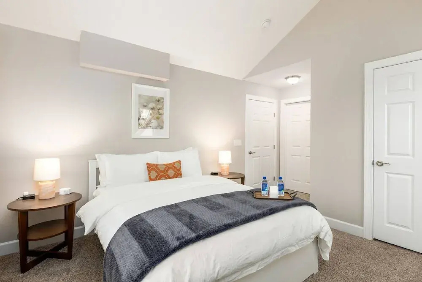 Woodland Penthouse 2BR W D Pool Gym Walkable