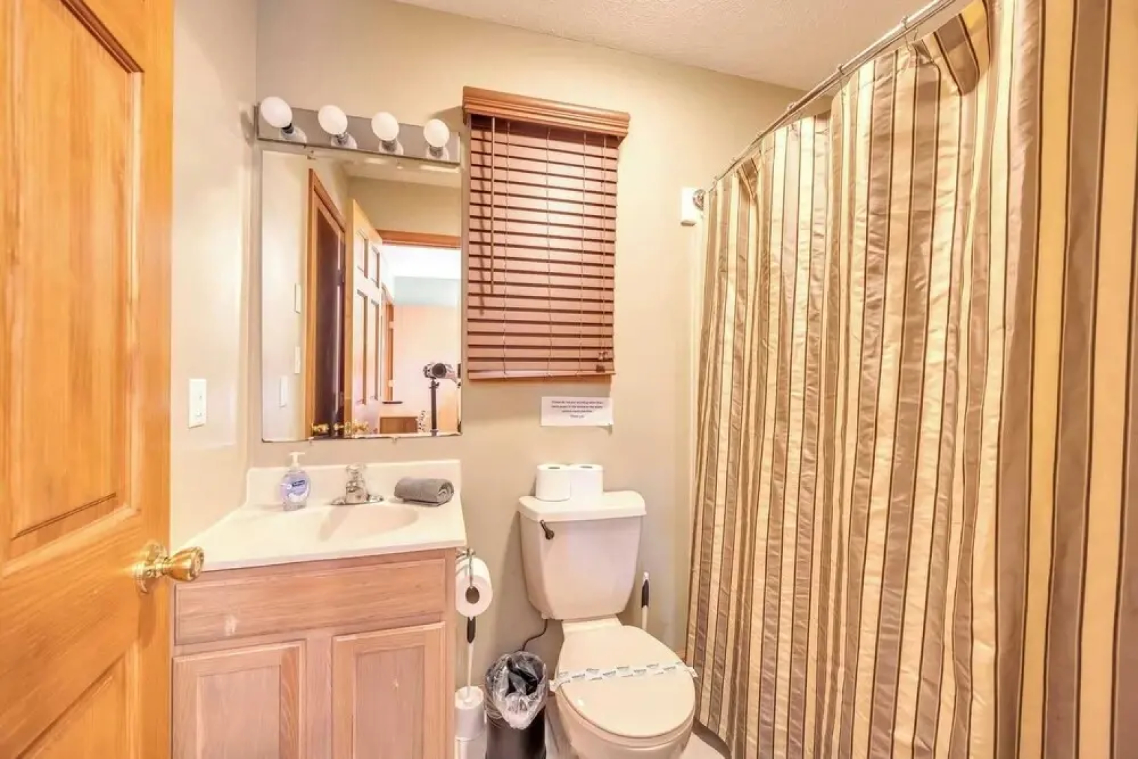 Pocono Pinnacle by Avantstay Steps to the Lake, Game Room, Large Deck