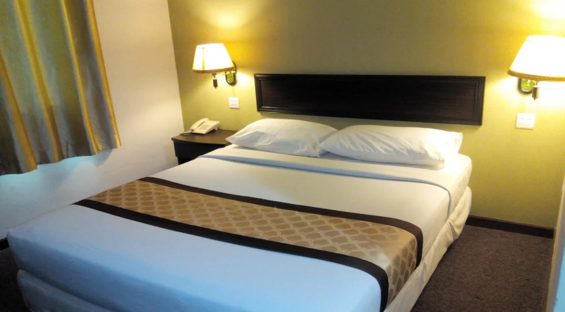 Golden Lake Garden Hotel