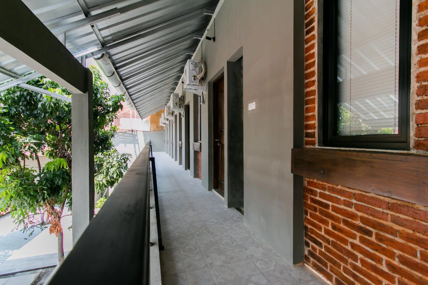 Capital O 1898 Louise Place