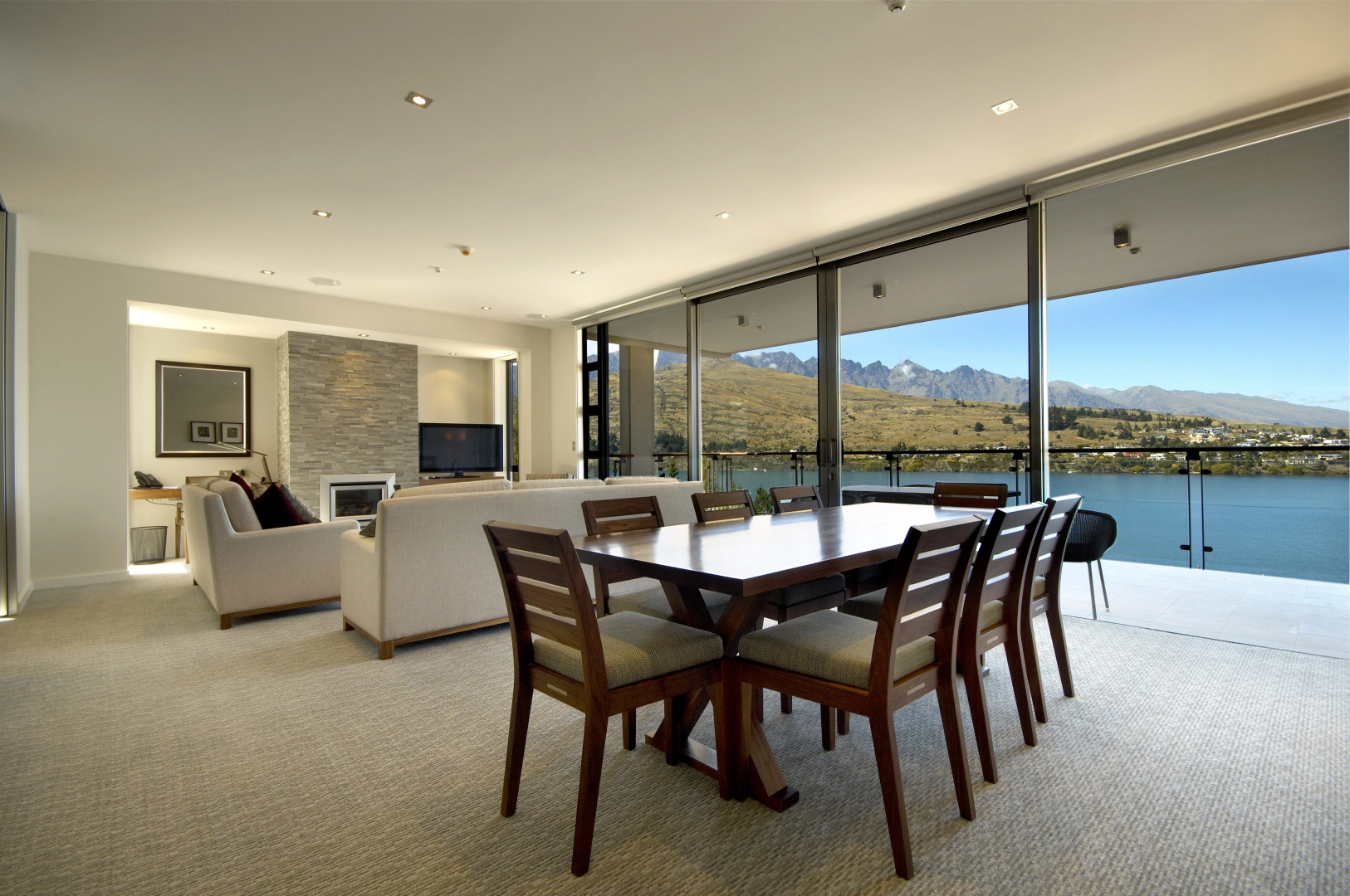 The Rees Hotel, Luxury Apartments & Lakeside Residences