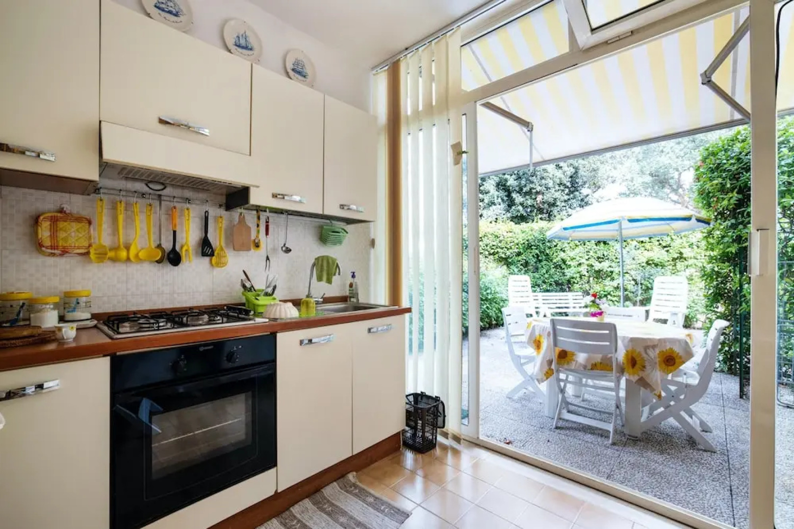 House with 3 Bedrooms in Sabaudia, with Wonderful Lake View And Enclosed Garden - 800 M From the Beach