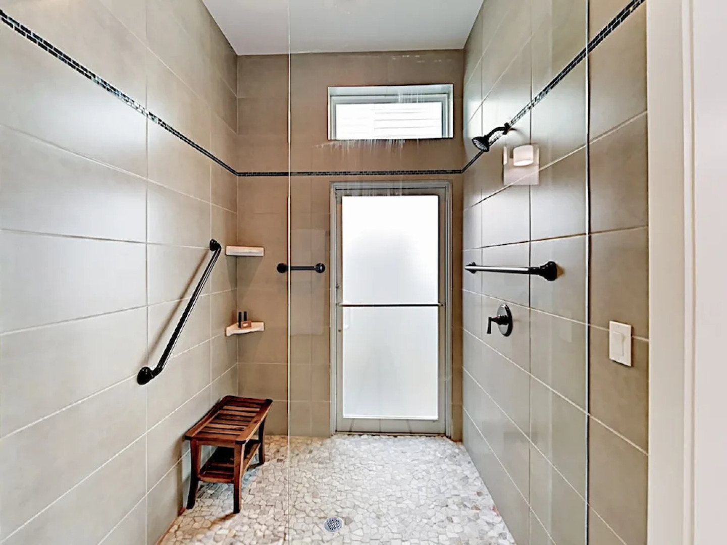 Luxe Waterfront - 3 Br Home