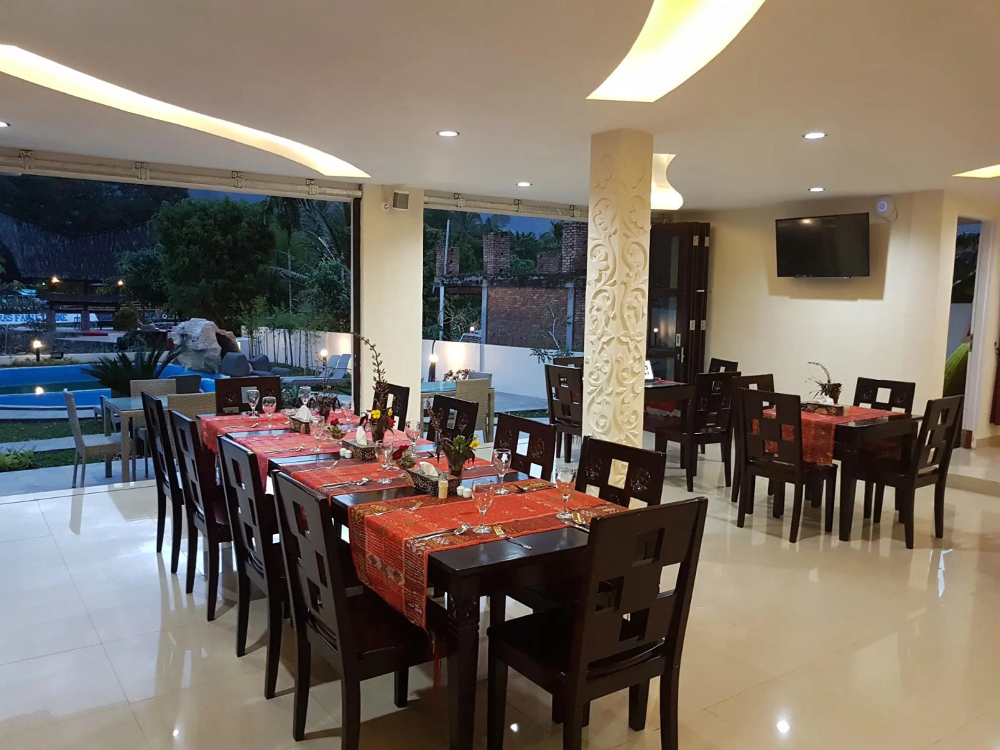 Zoe's Paradise Waterfront Hotel