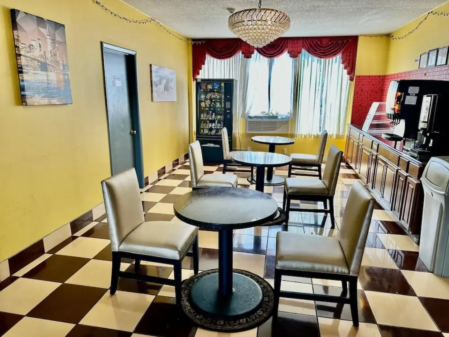 Townhouse Inn & Suites