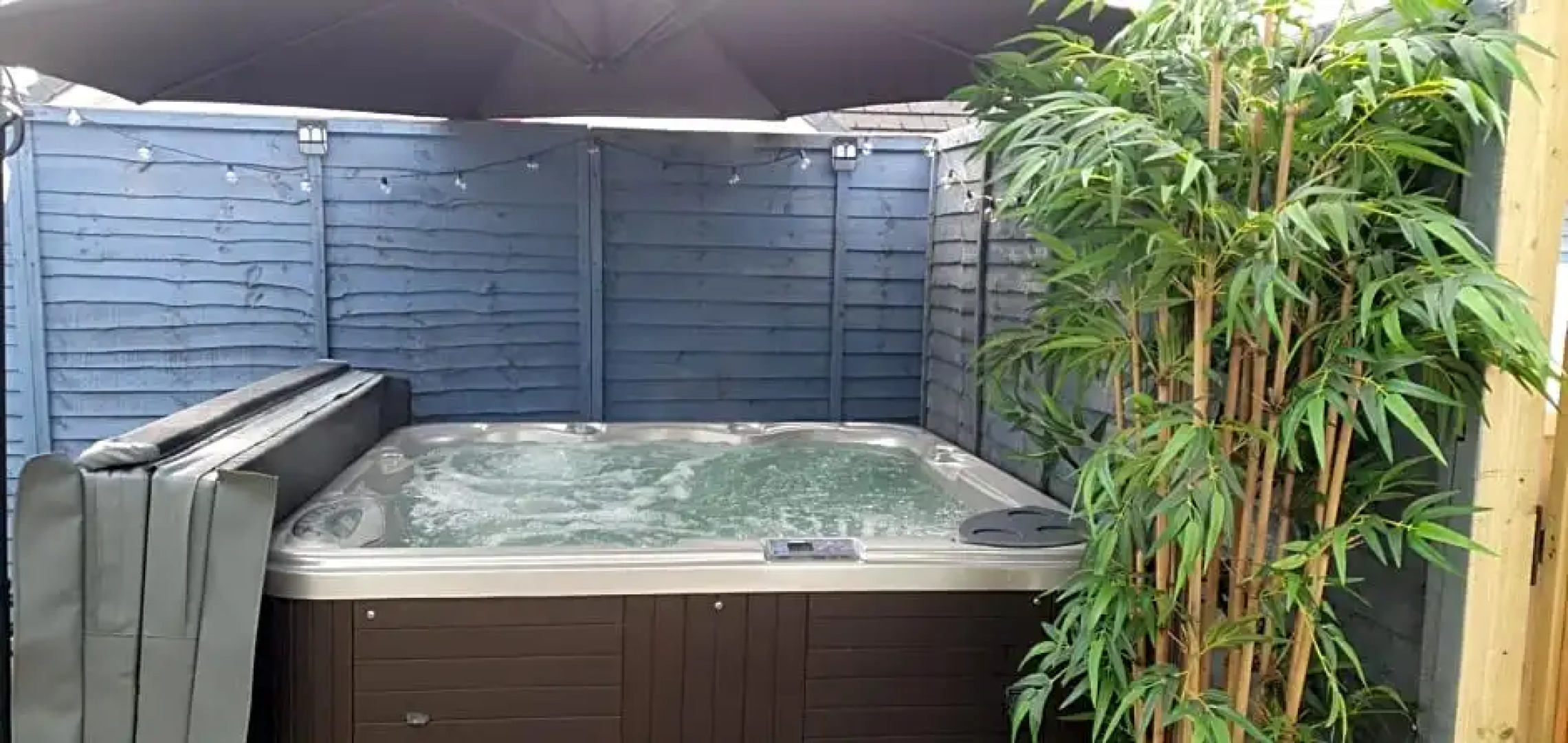 The Green Monkey Lux Suite at The Grumpy Schnauzer B&B Private Hot Tub, Gym, Breakfast, Stunning!