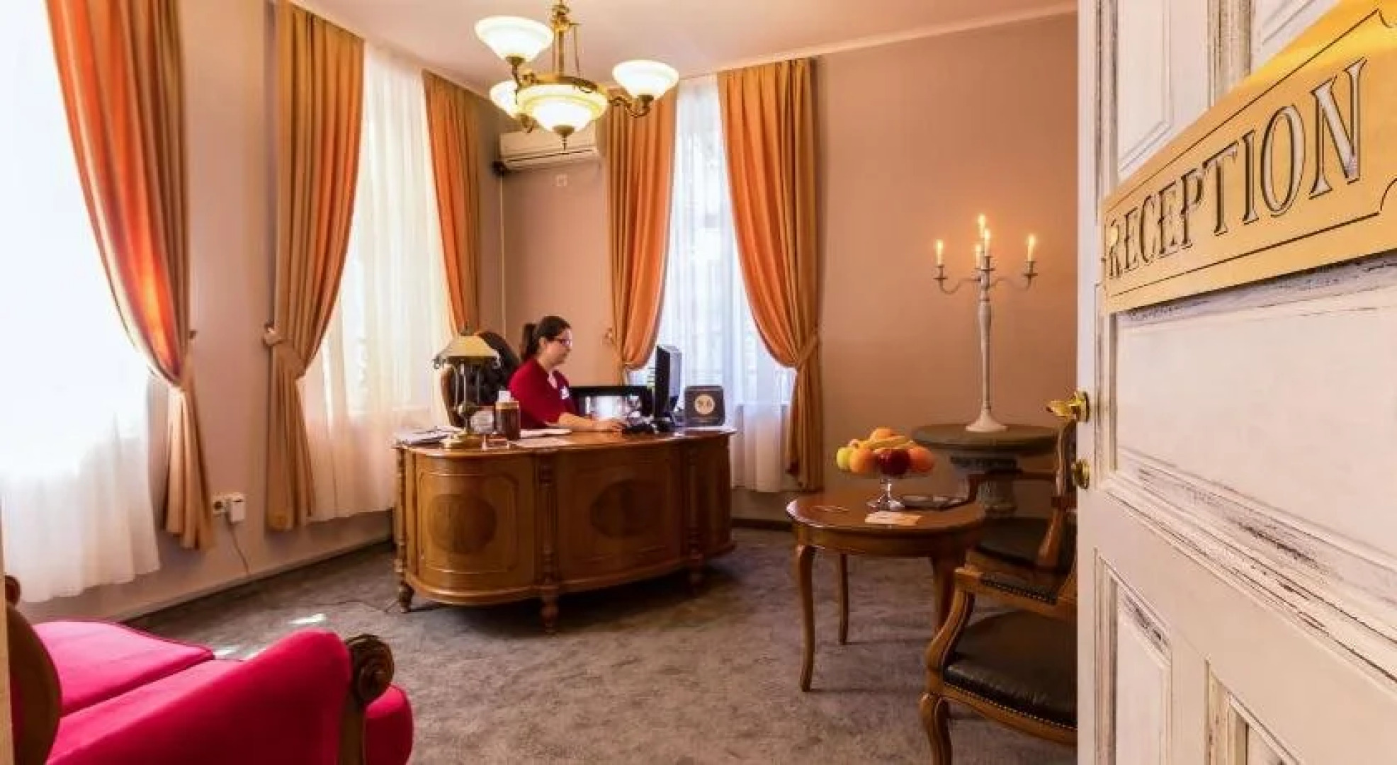 8 12 Art Guest House