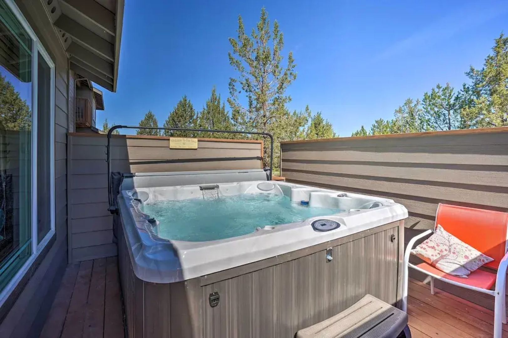 Pet-friendly Townhome w/ Hot Tub in Redmond!