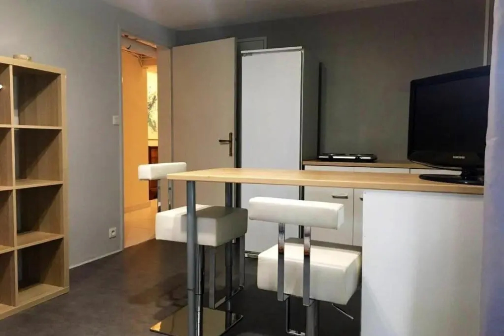 F2 in large house 800 m from Tours in lush greenery