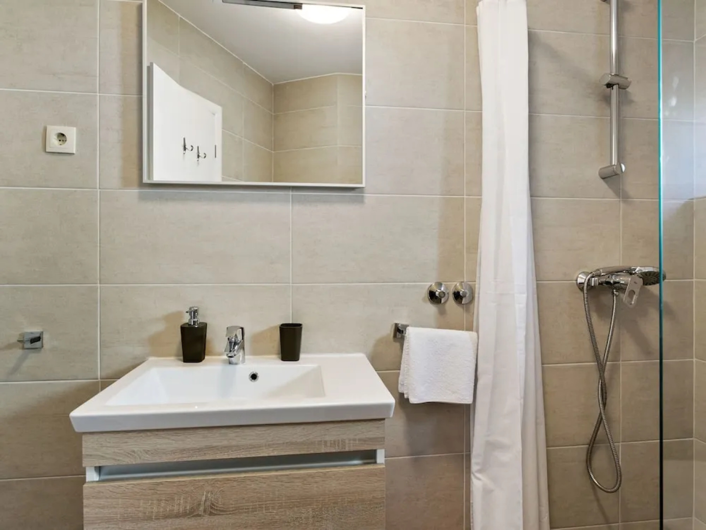 Delightful Apartment in Drvenik With Balcony