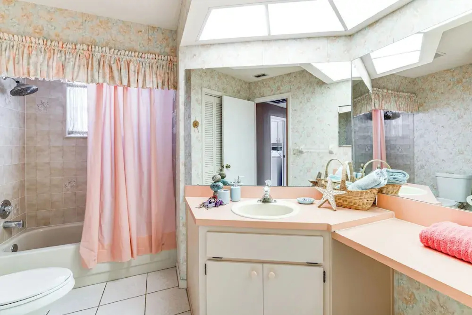 3 Mi to Weeki Wachee Springs SP: Poolside Oasis!