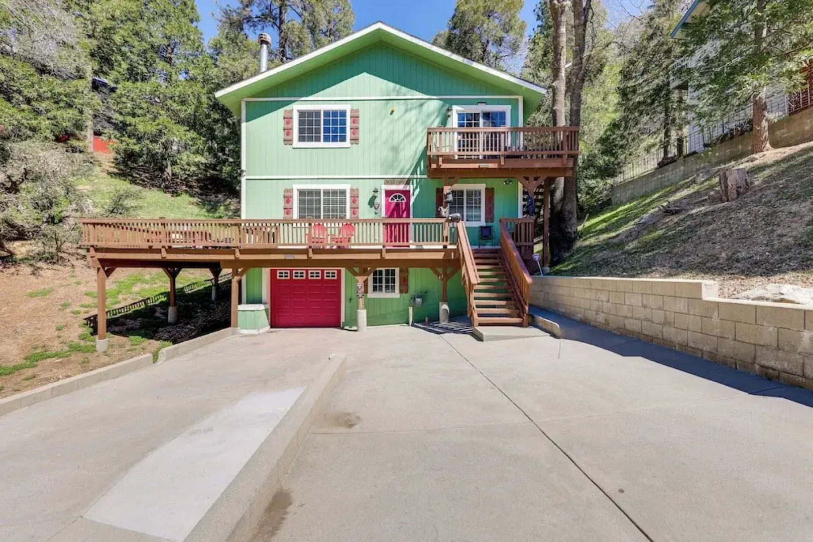 Remodeled Crestline Retreat: Walk to Lake Gregory!