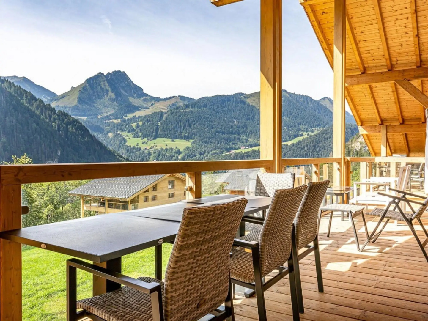 Penthouse with spacious balcony, ski lift 1.5 km away.
