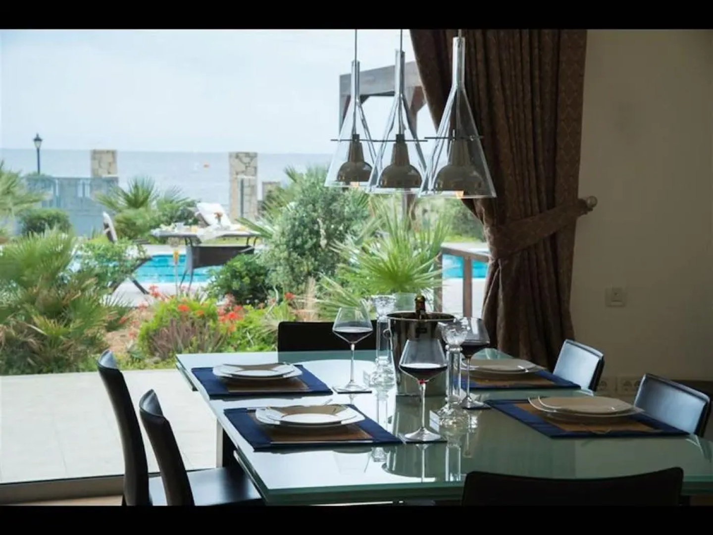 Luxury Villa Beachfront 5 Bedrooms 10-12 Persons