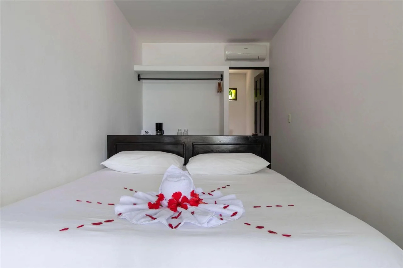 El Faro Containers Beach Hotel