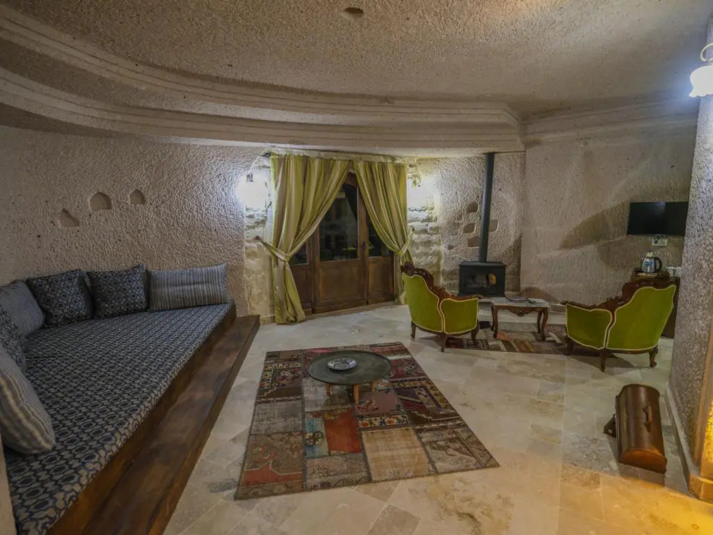 Kalsedon Cave Suites