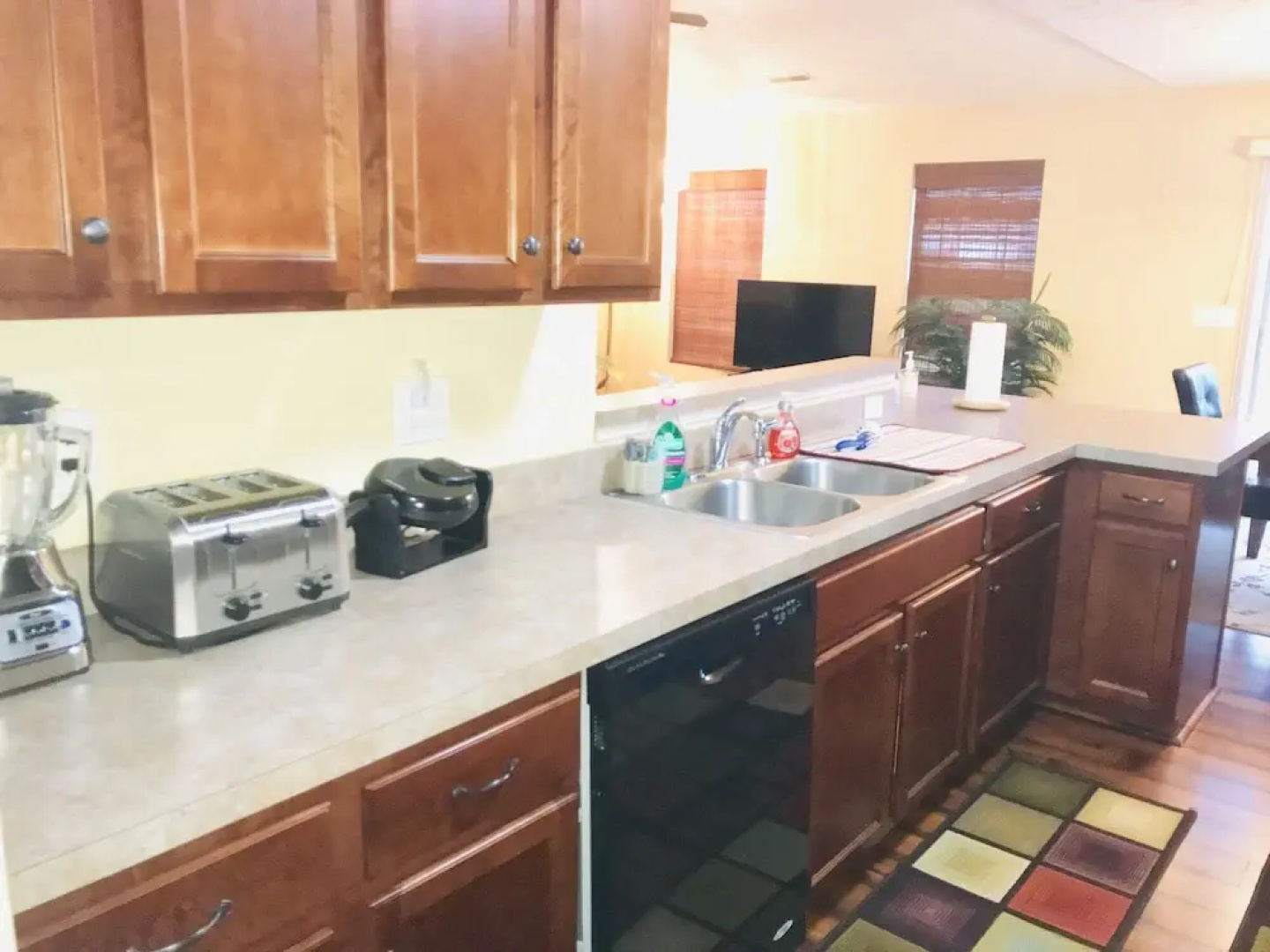 Spacious 3 BR Ranch House W Patio Yard in a Quiet Suburb
