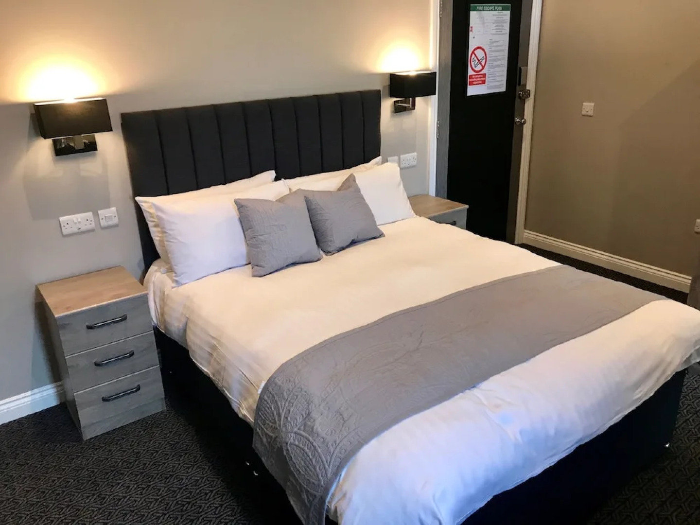 The Raven Hotel - Inn