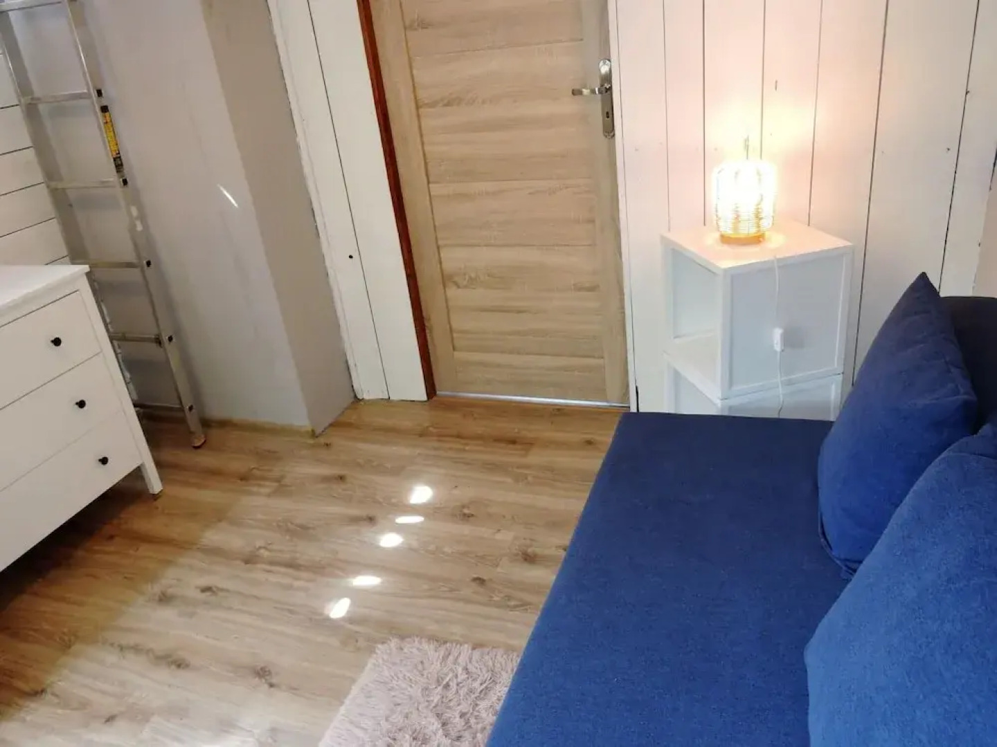 Cottage Overlooking the Lake, Insko