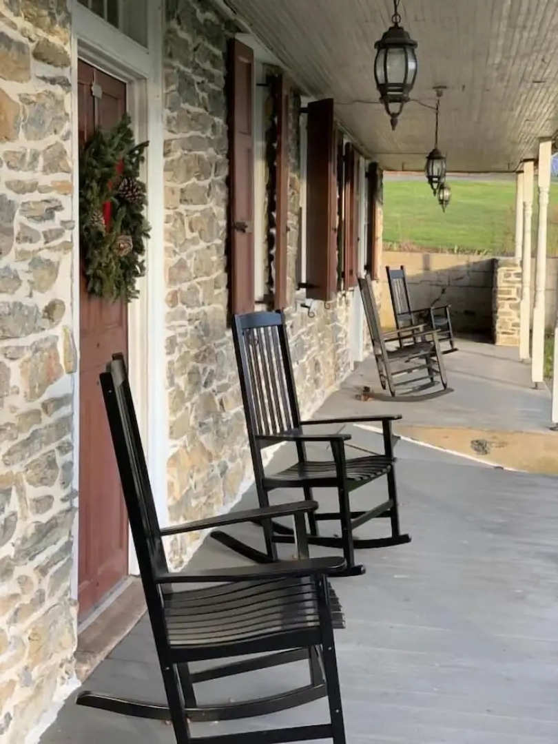 The Avenue Guesthouse and Gallery