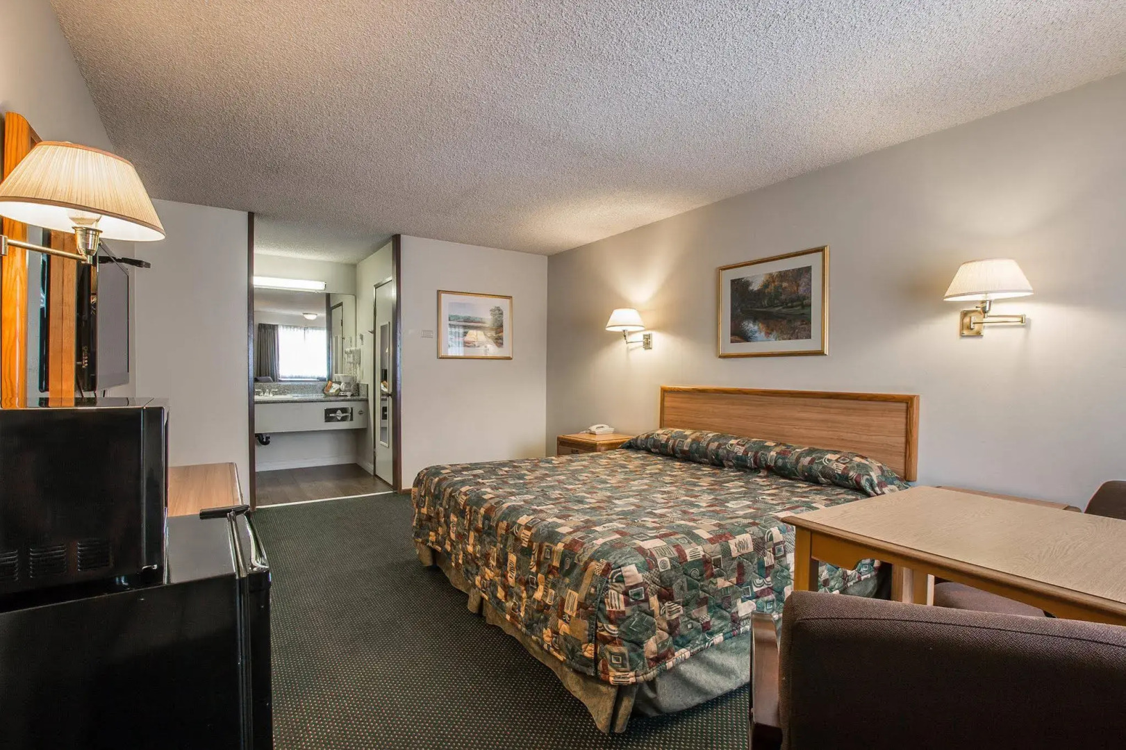 Palm Inn Hotel near Tyler Mall Riverside