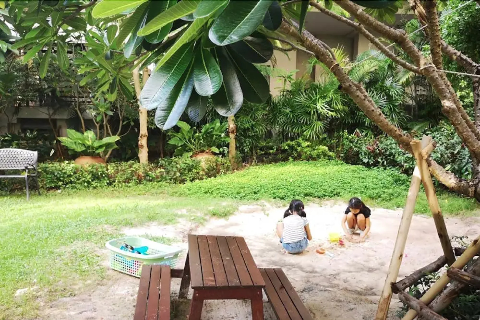 Balcony Courtyard Hotel & Serviced Apartment