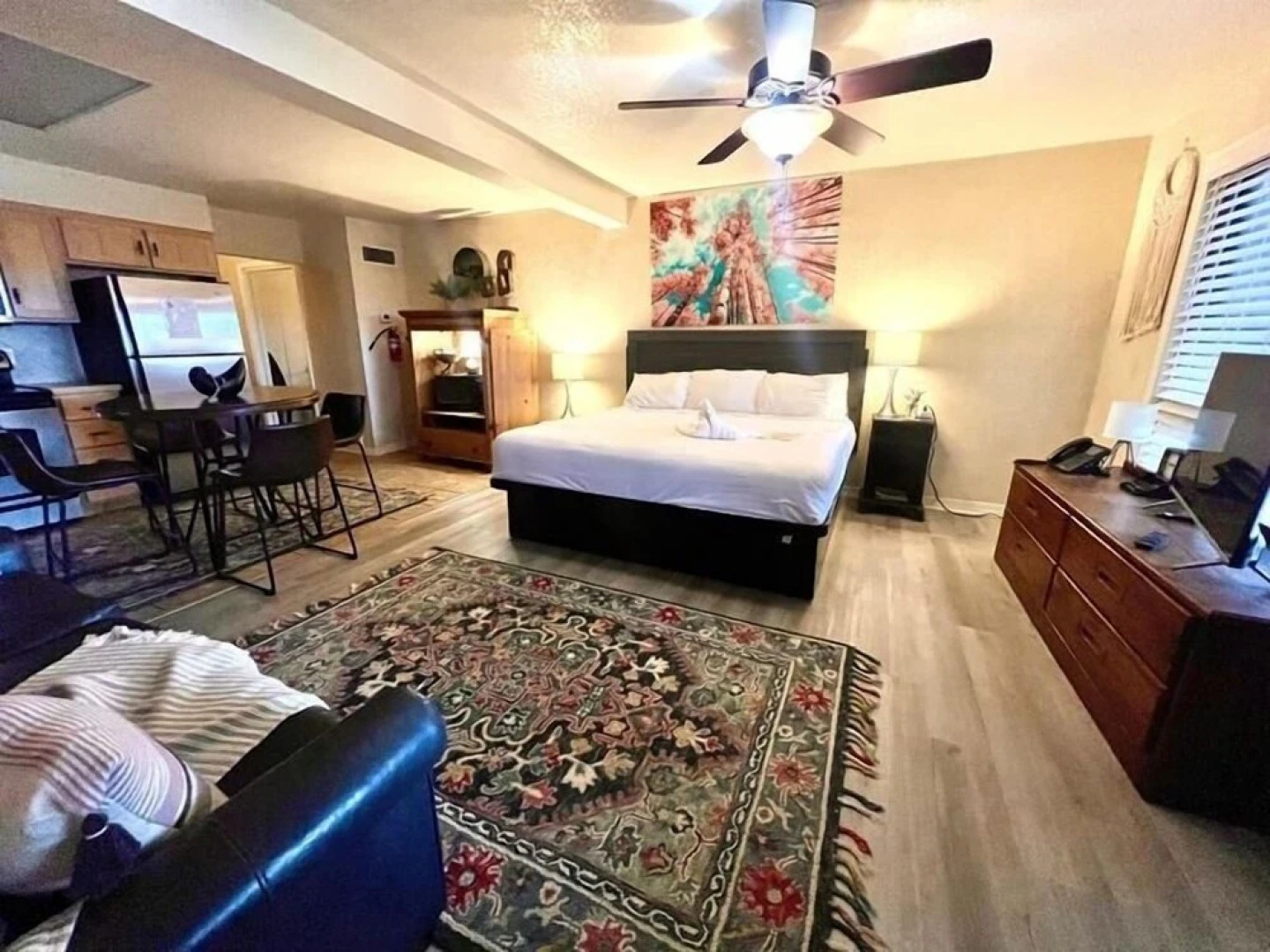 SU15, Spacious studio with full kitchen, dining table and rock patio overlooking Lake Ouachita. by RedAwning