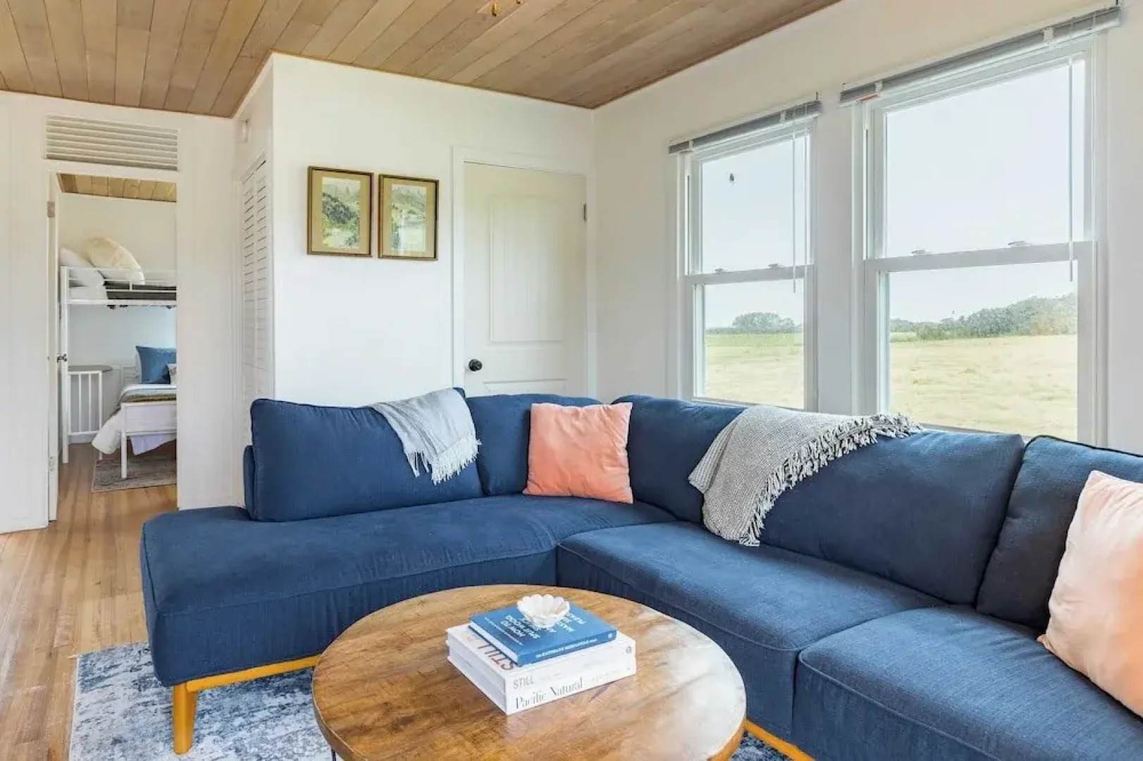 Swan Lake Cottage by Avantstay Views + Firepit