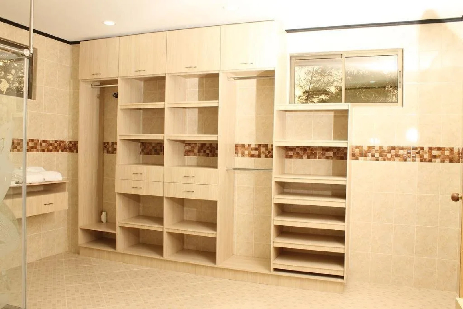 Hollywood Paradise Hotel