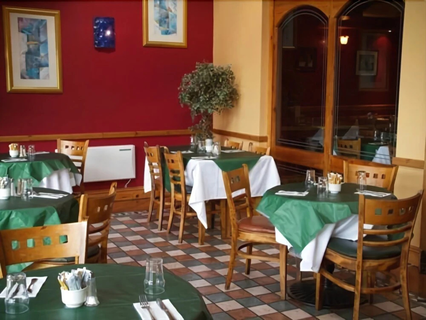 An Crúiscín Lán Hotel