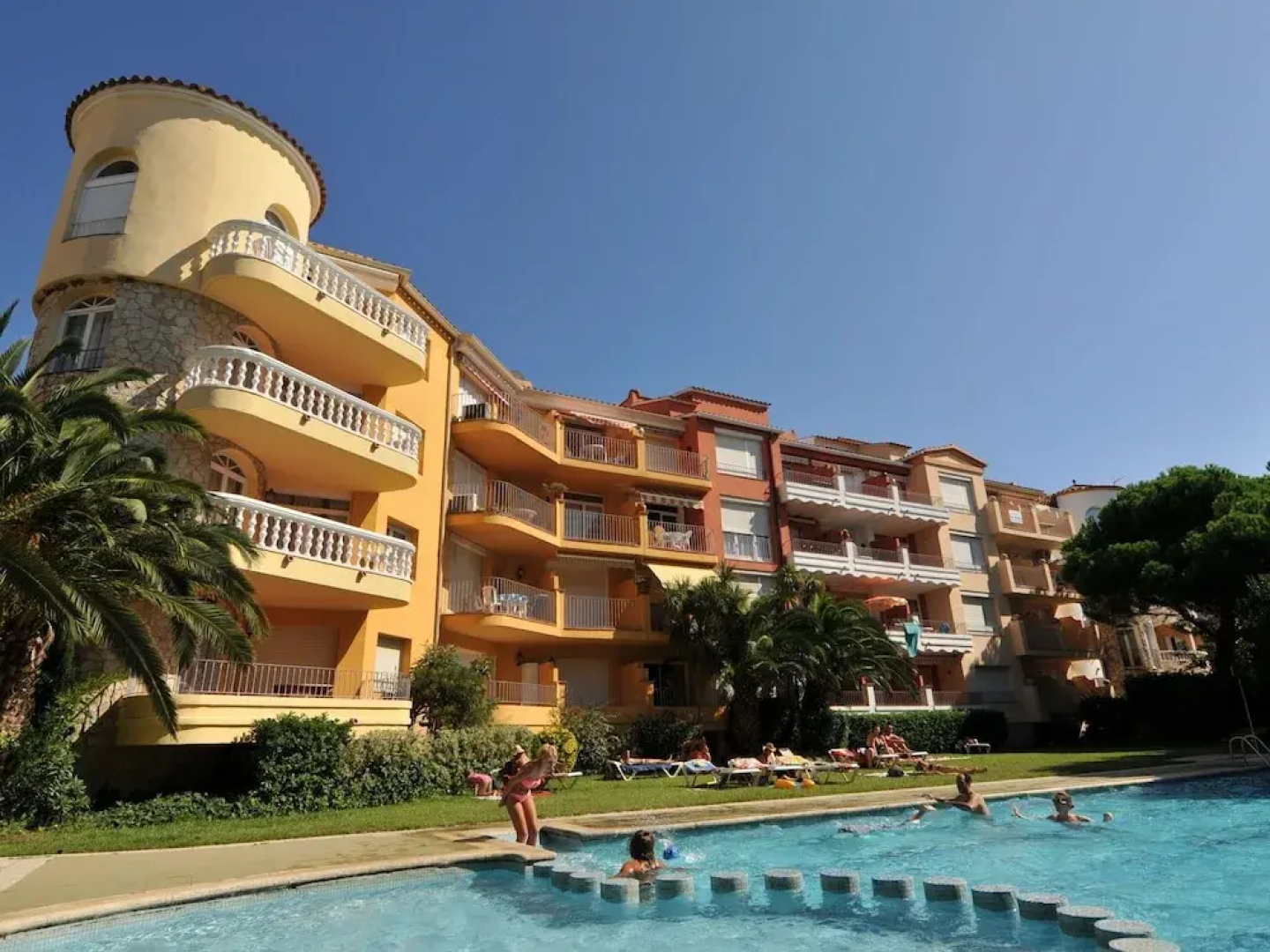 Cozy Apartment in Empuriabrava With Swimming Pool