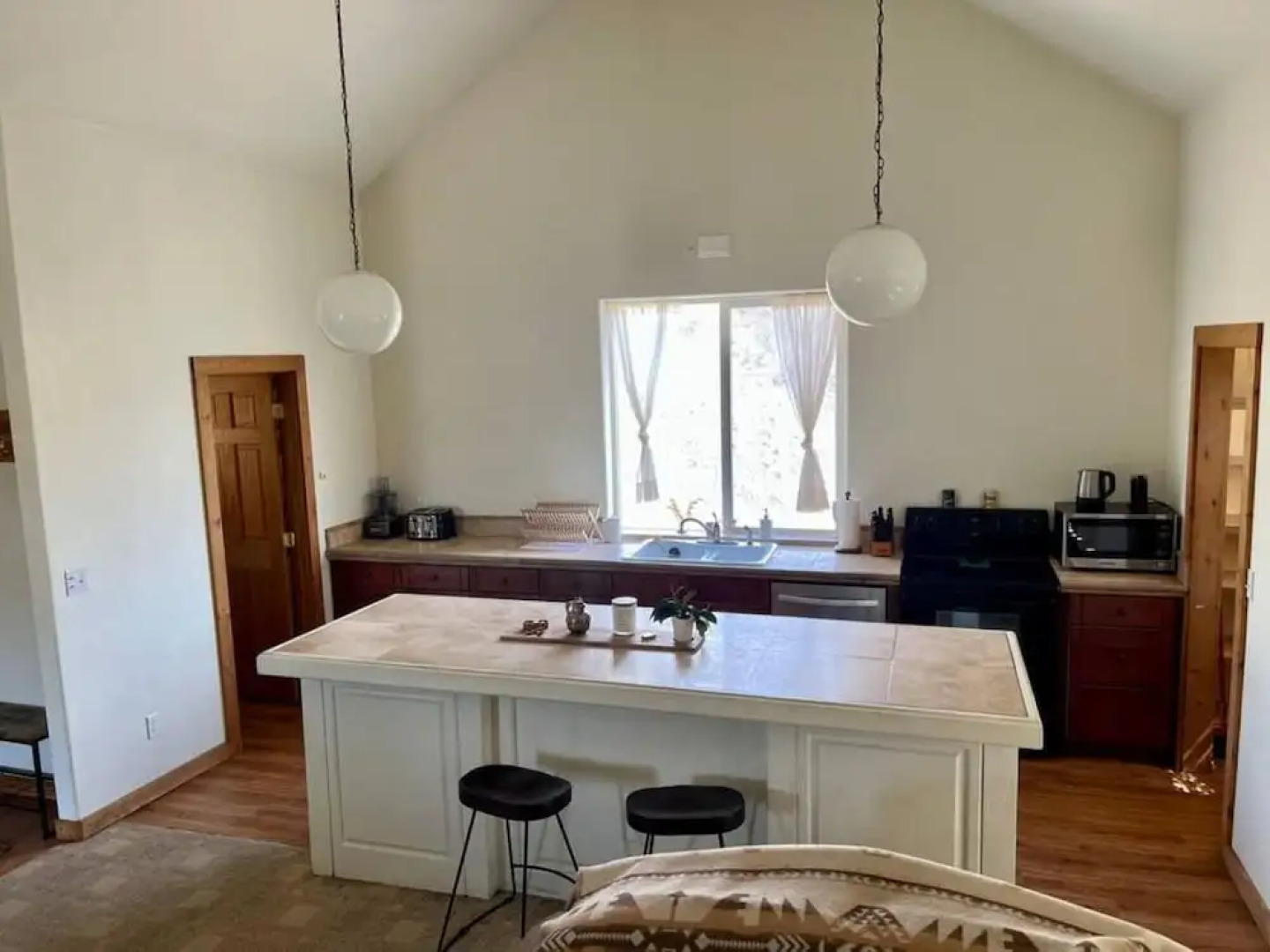 Pet Friendly Downtown Green Cabin Haven