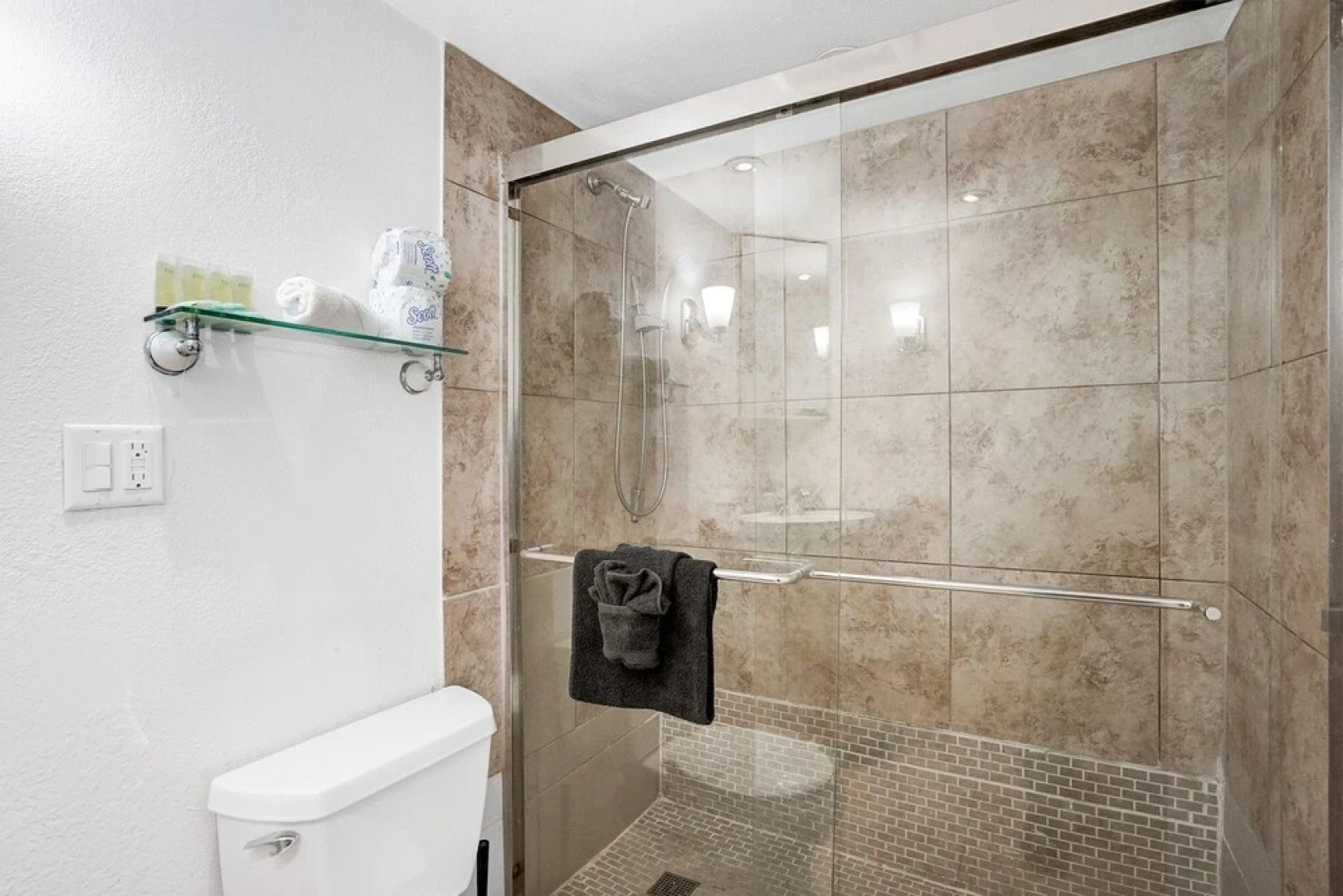 Gorgeous Apartment walking distance to Beach!!