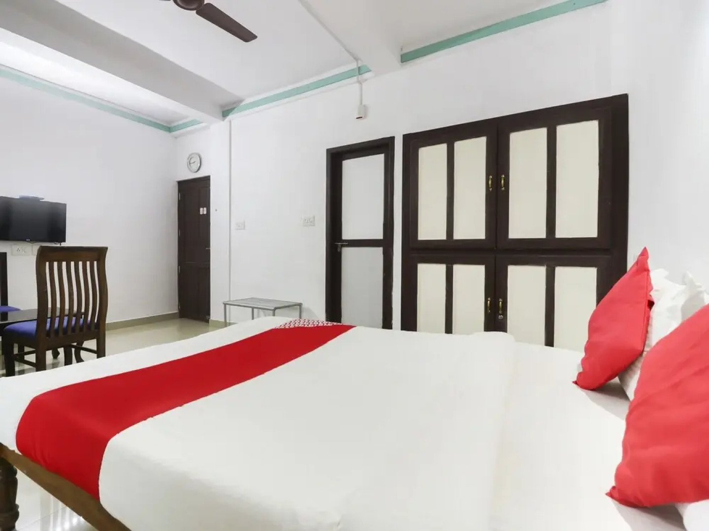 OYO 61270 313s Royal Suites