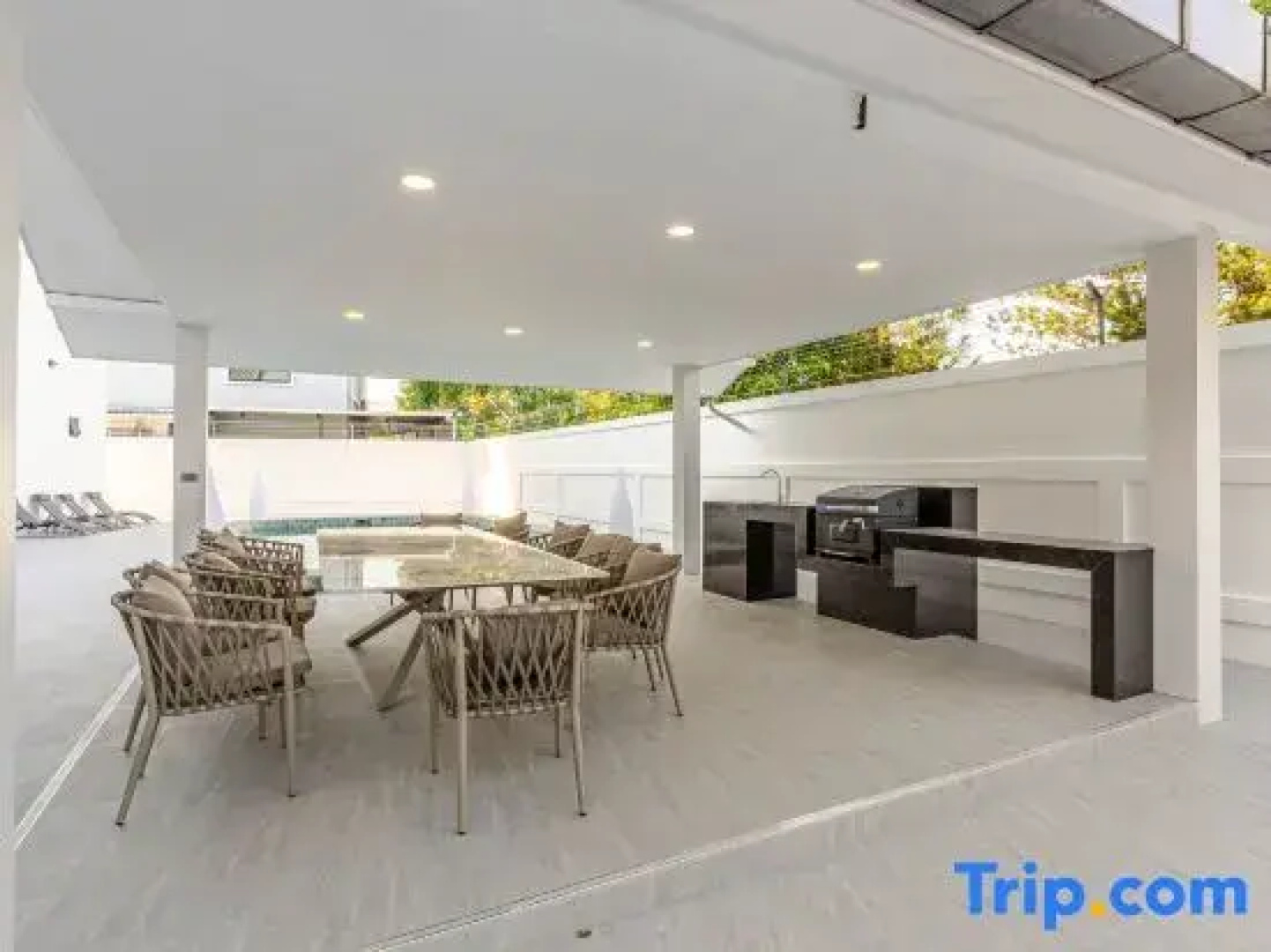 Pattaya Grand Villa 6 Bedroom 8 Bath (Private Pool, KTV, Sauna, Fitness Area)