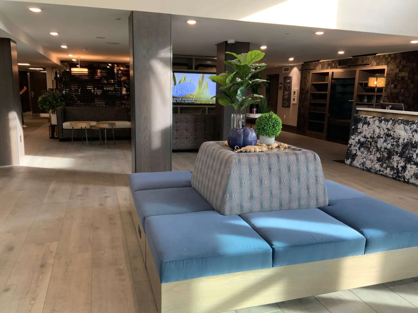 Oxford Suites Portland - Jantzen Beach