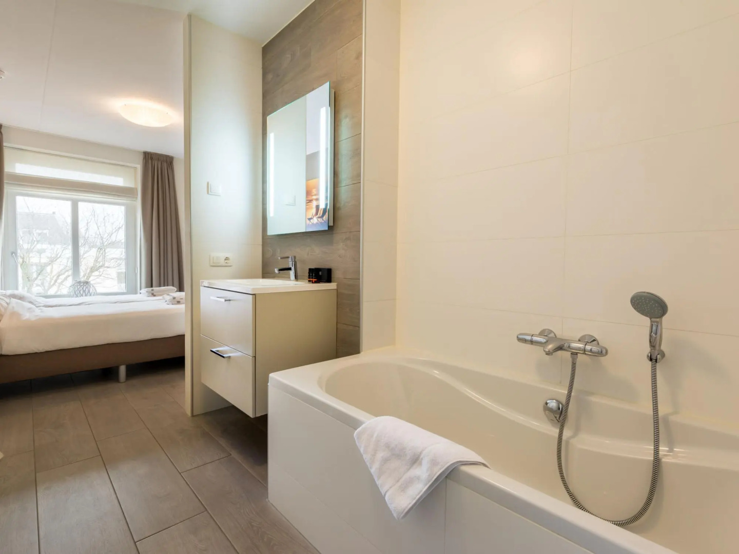 Apartment with sauna and air conditioning, on a holiday park 200 m from the sea