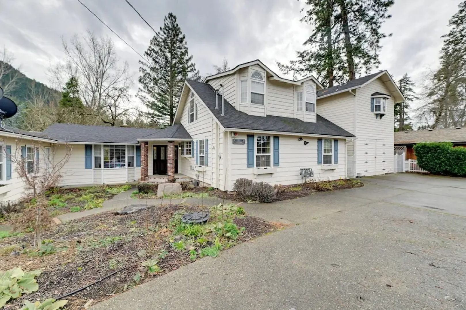 Spacious Grants Pass Home w/ Hot Tub & Views!