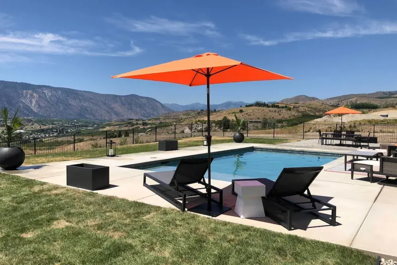 Lavish Lake Chelan Escape: Pool & Panoramic Views
