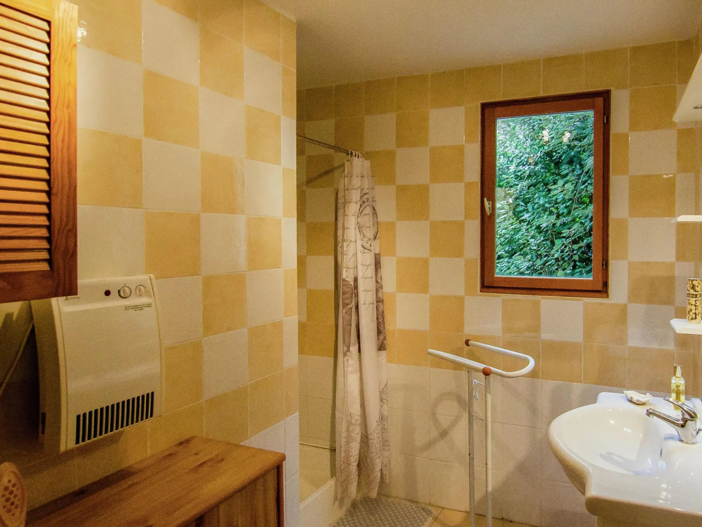 Comfy Holiday Home in Bourgnac With Swimming Pool