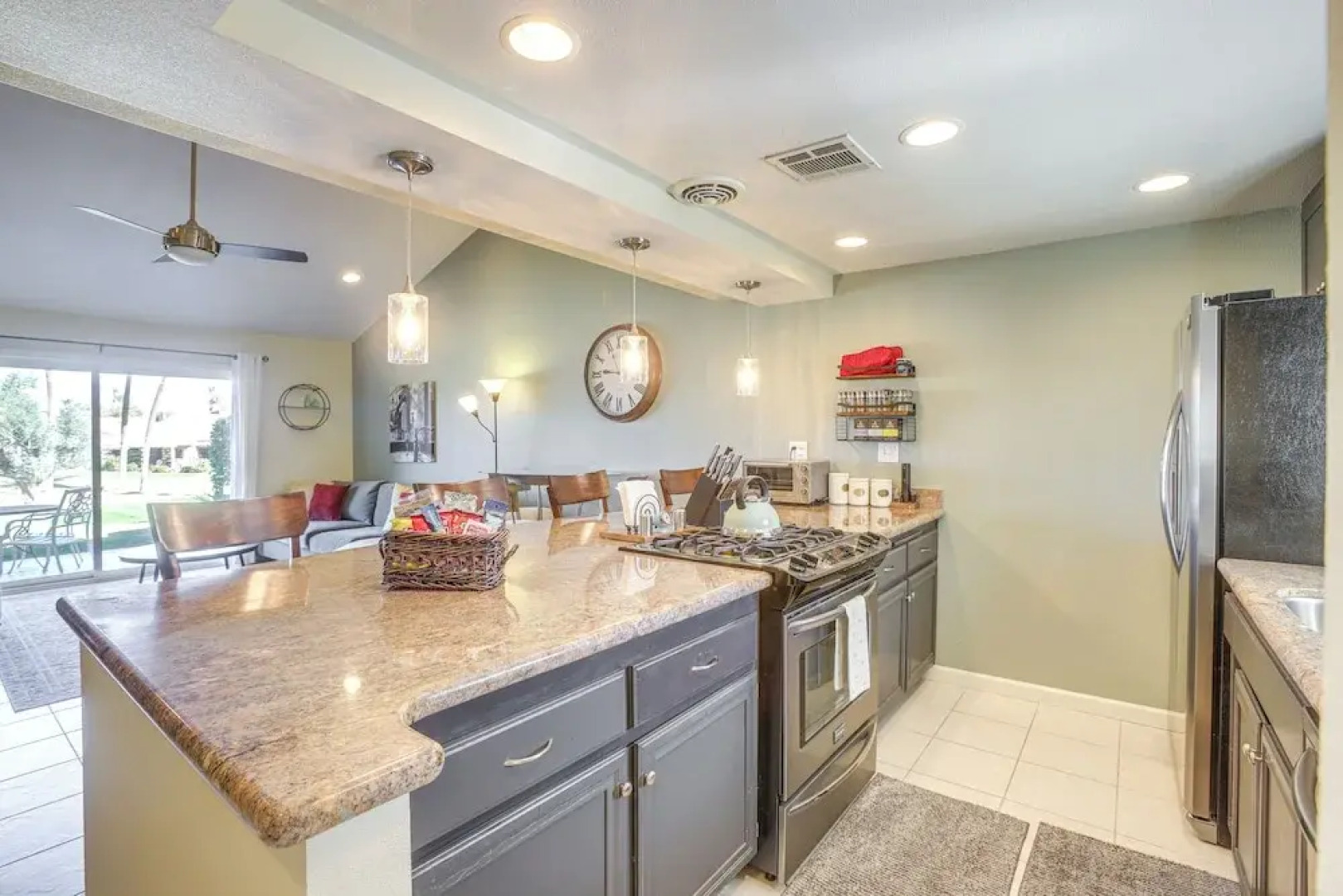 Games, Grill & Golf Course View: Palm Desert Gem!