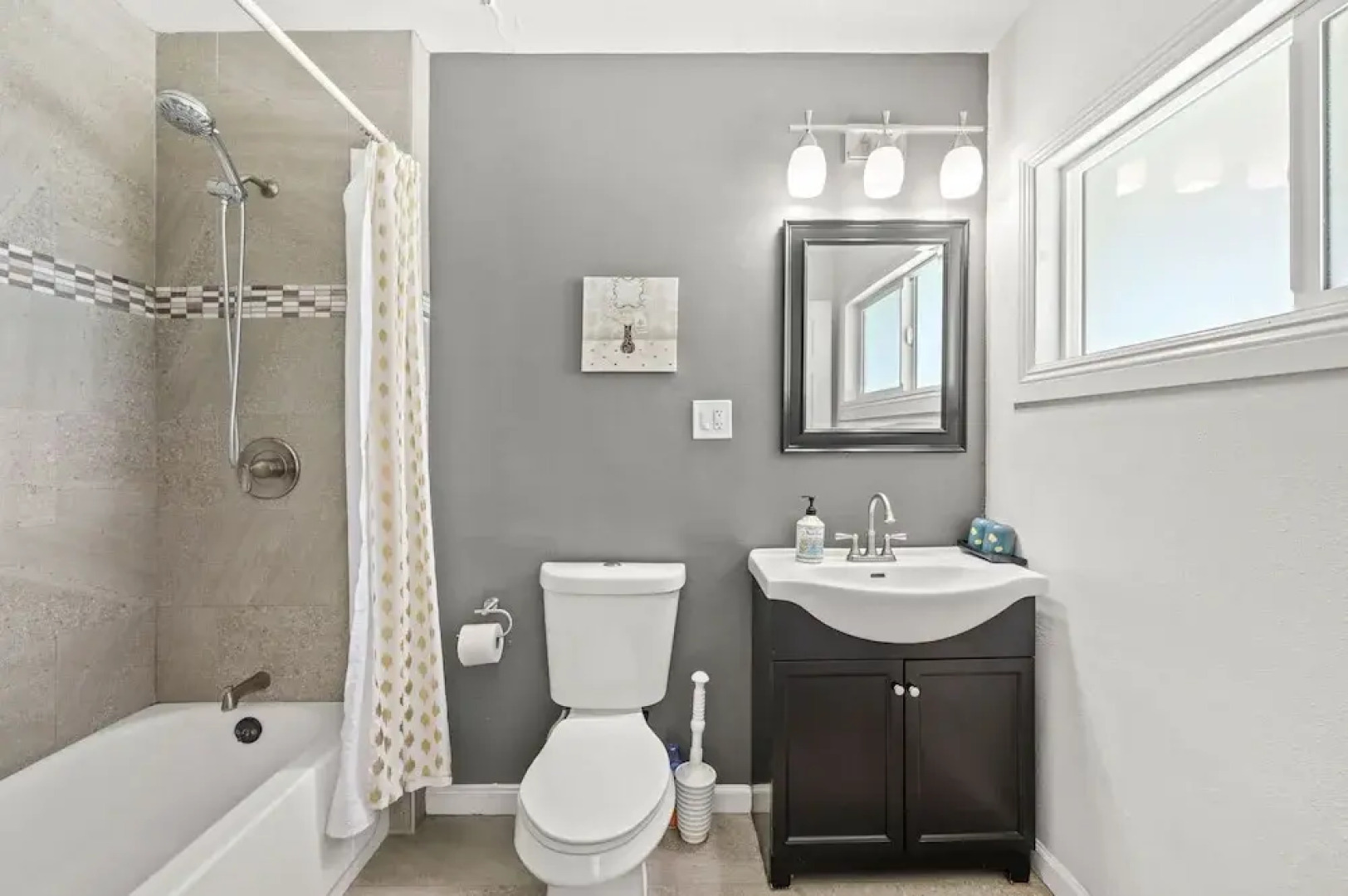 Spacious Family Friendly House in Central Location