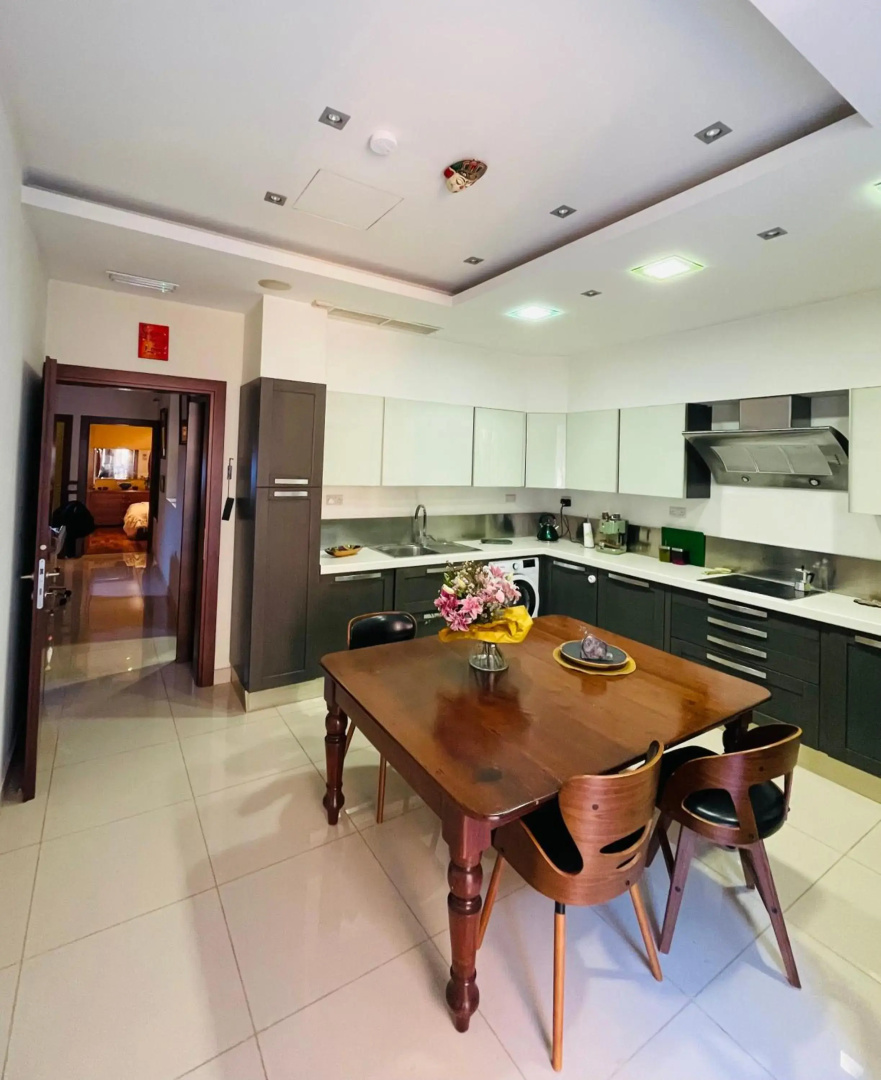 Valletta Collection - Merchant Str Apartment with large yard