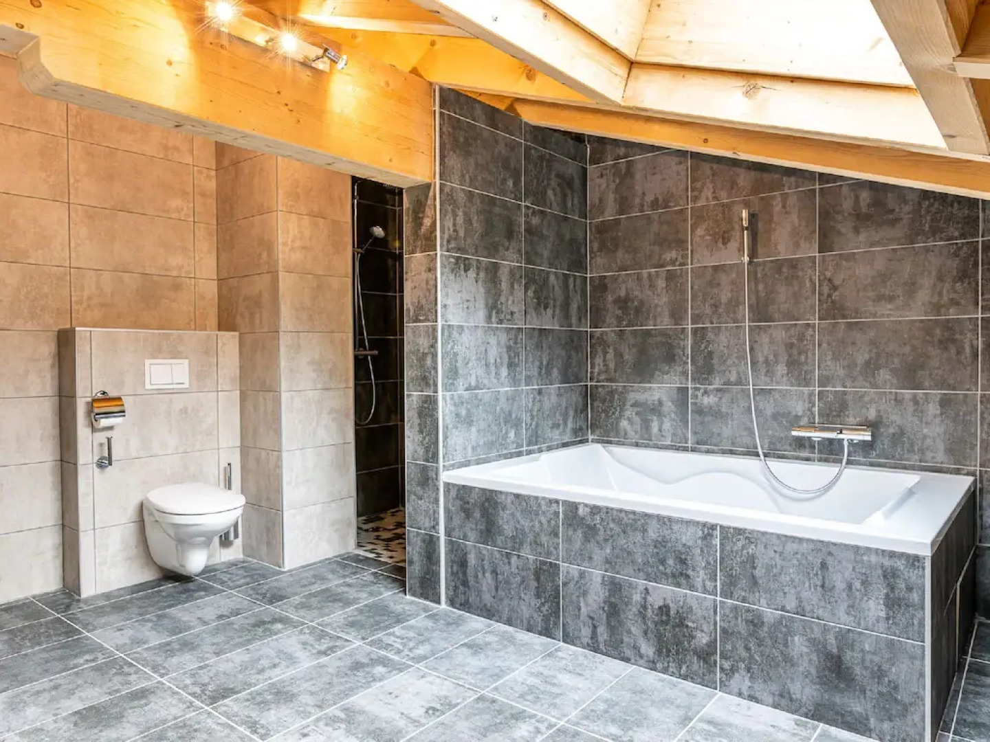 Penthouse with spacious balcony, ski lift 1.5 km away.