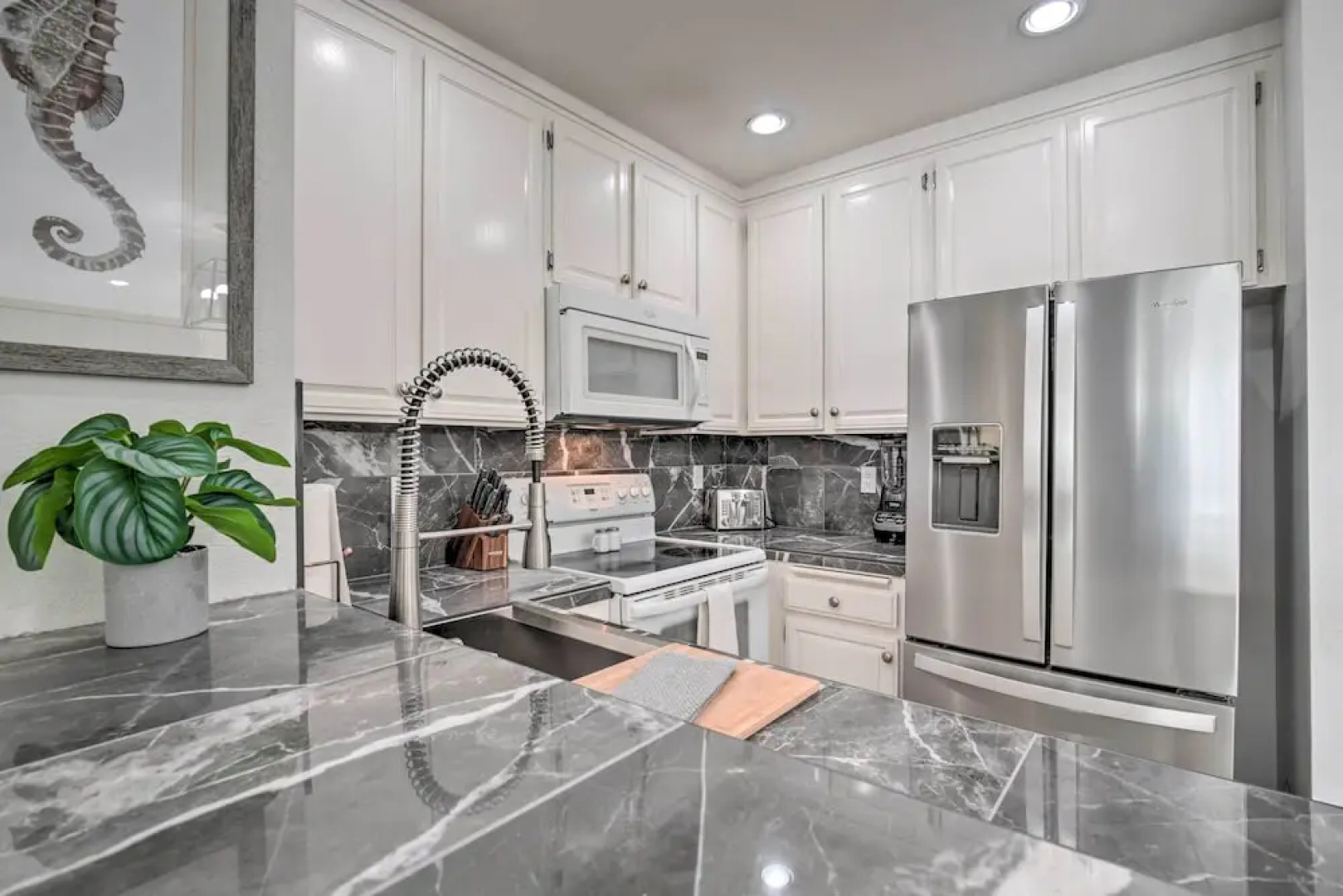 Charming Oceanside Condo w/ Beach & Pool Access!