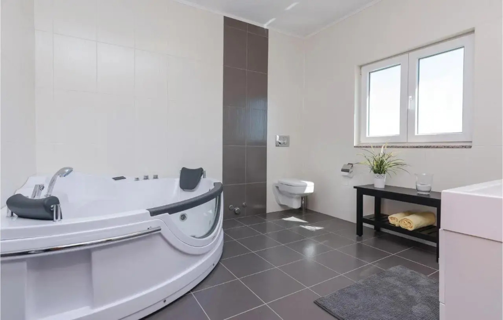 Four-Bedroom Holiday Home in Suhovare