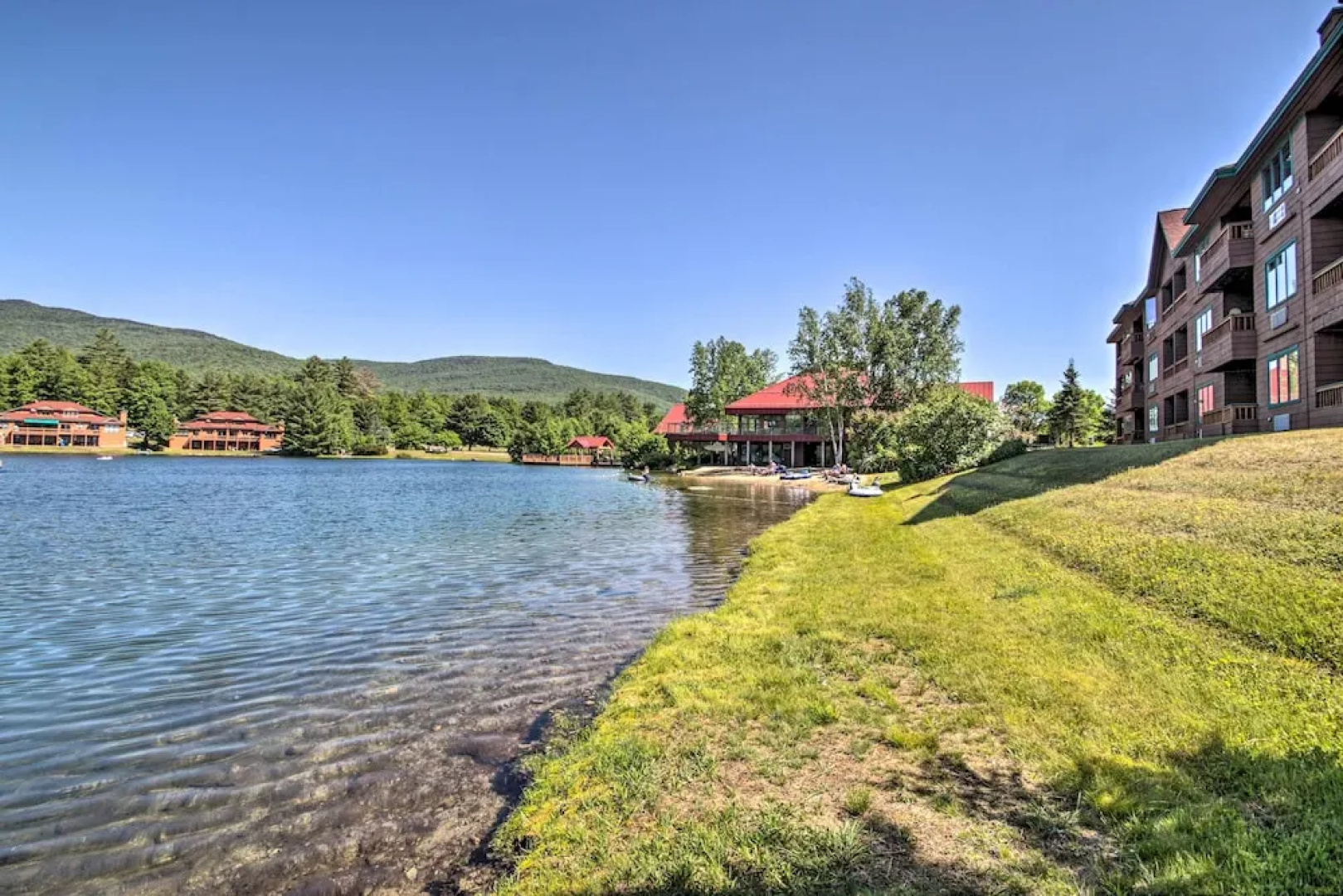 Resort Condo w/ Lake + Pool ~ 5 Mi to Flume Gorge!